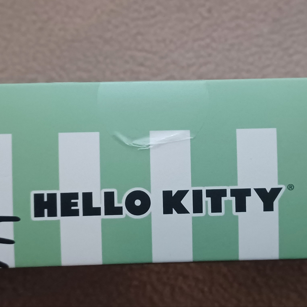 NWOT HELLO KITTY 4PK COMFY FUZZY SOCKS. - Picture 4 of 4